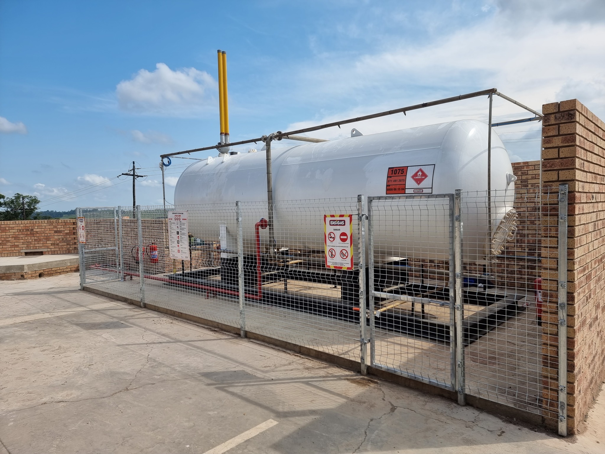 Industrial weld mesh enclosure